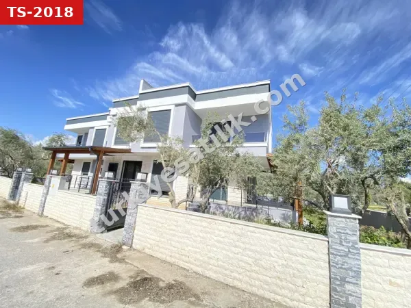 Seferihisar.cumhuriyet Mah.denize 500m Mesafede,geniş Bahçeli Satılık 3+1 Villa"