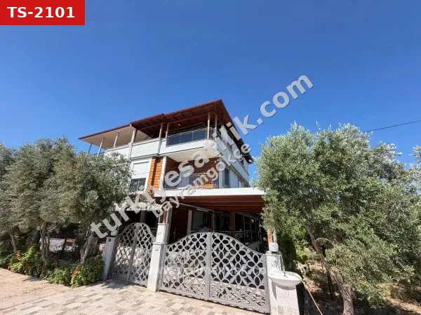 Seferihisar Cumhuriyet'te Denize 650m, 4+1 Geniş Bahçeli Lüks Satılık Villa!