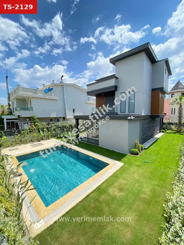 Gümüldürde Yüzme Havuzu Yerden Isıtma Lüx Satılık 4+1 Villa