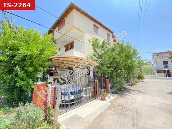 Seferihisar Cumhuriyet’te Denize 400m Mesafede Satılık 7+1 Köşe Villa!